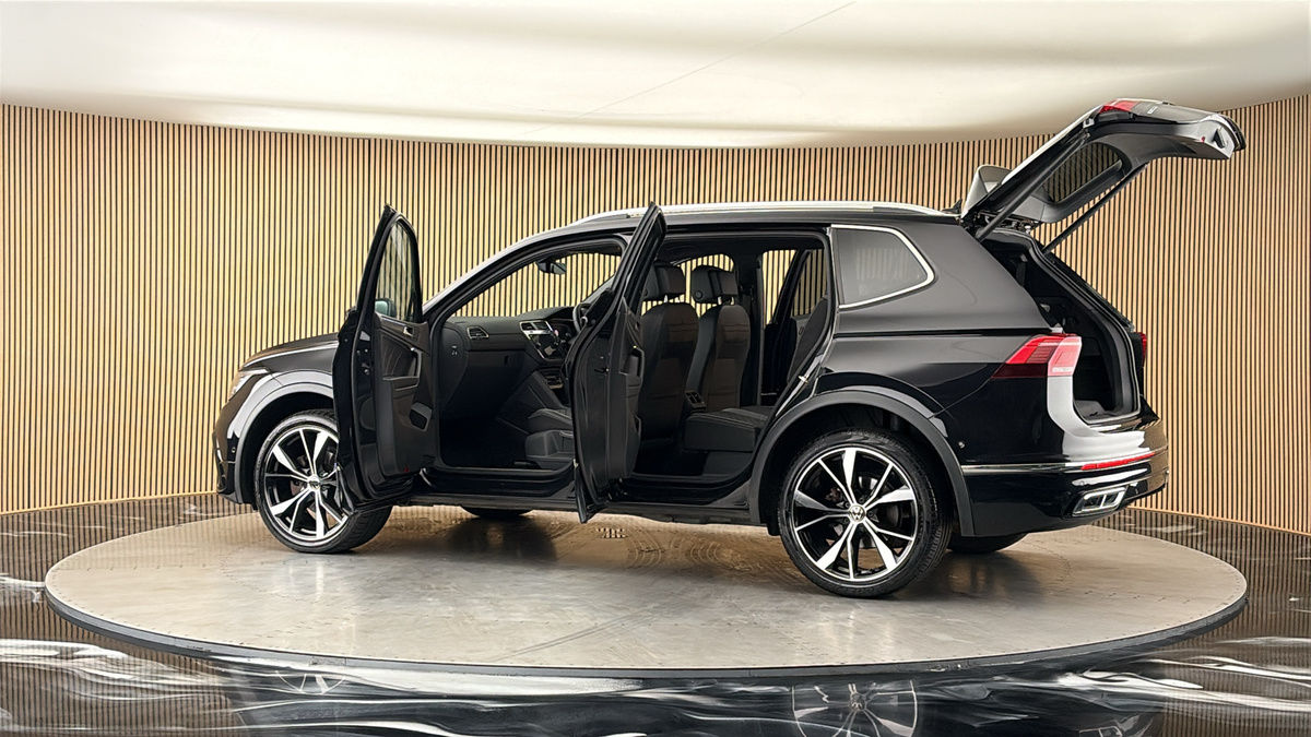 More views of Volkswagen Tiguan Allspace