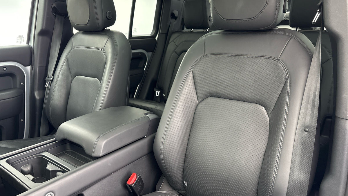 Land Rover Defender 110 Image 7