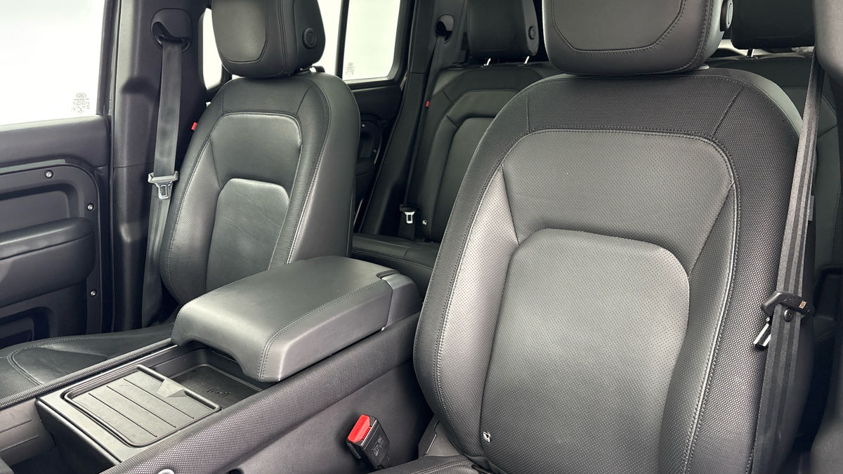 Land Rover Defender 110 Image 7
