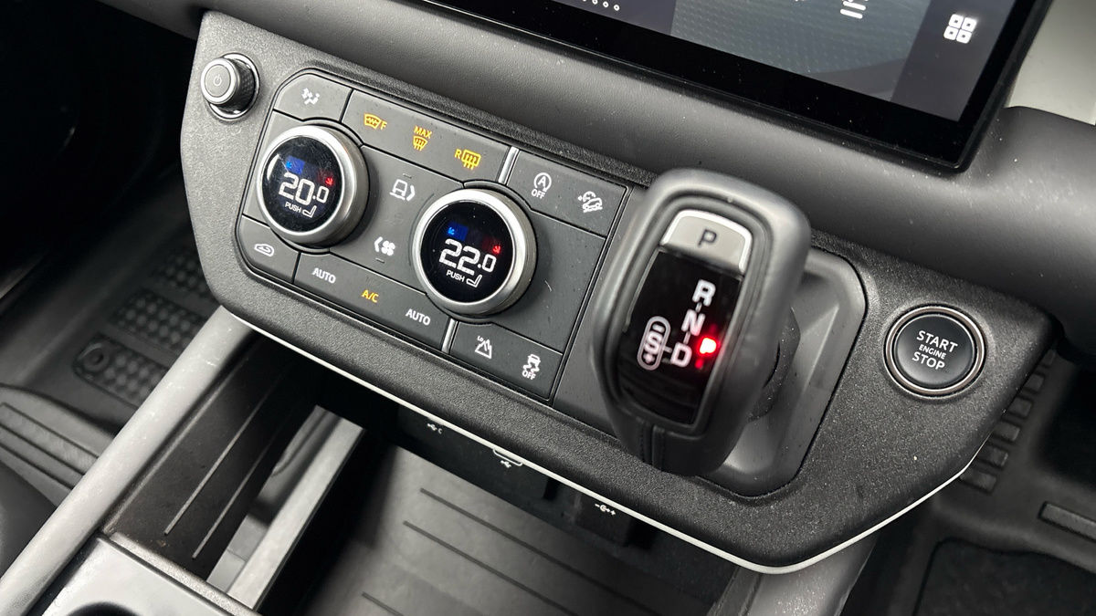 Land Rover Defender 110 Image 6