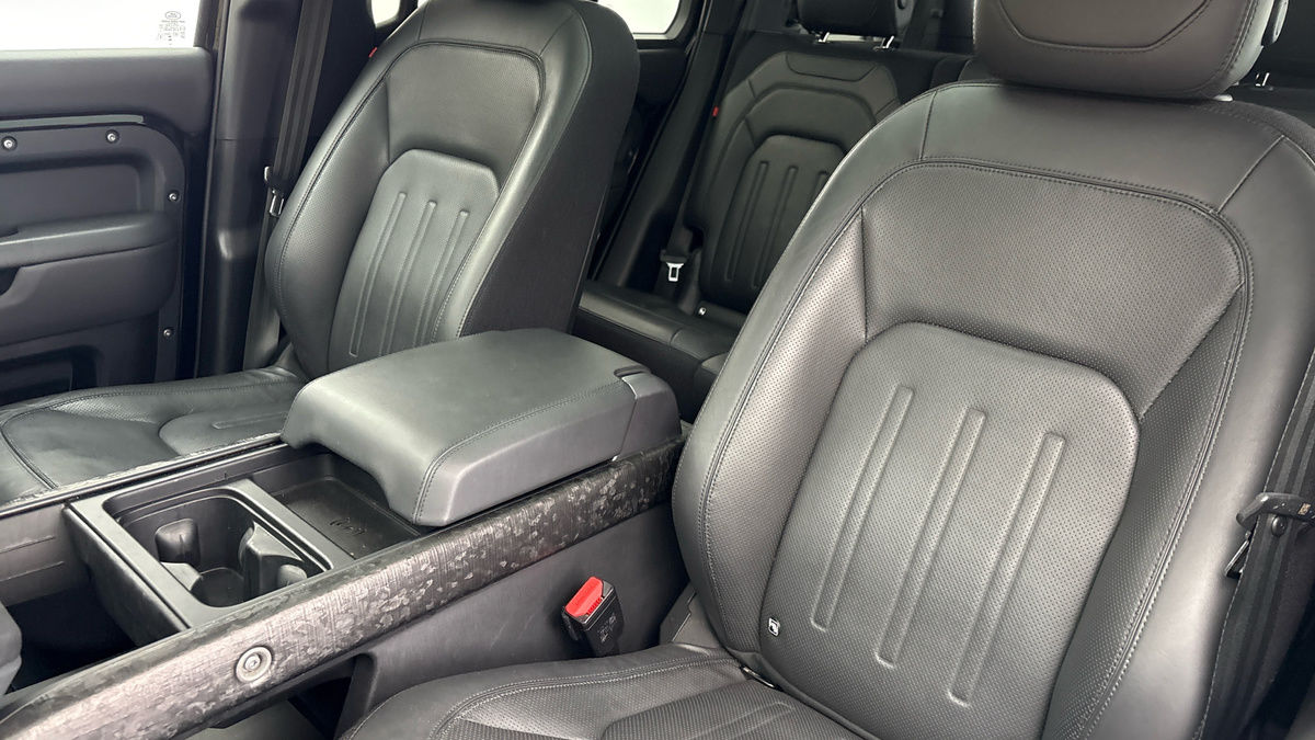 Land Rover Defender 110 Image 7