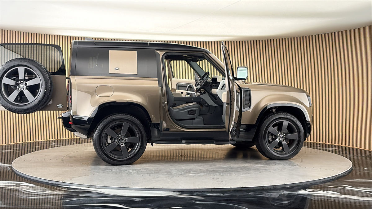 More views of Land Rover Defender 90