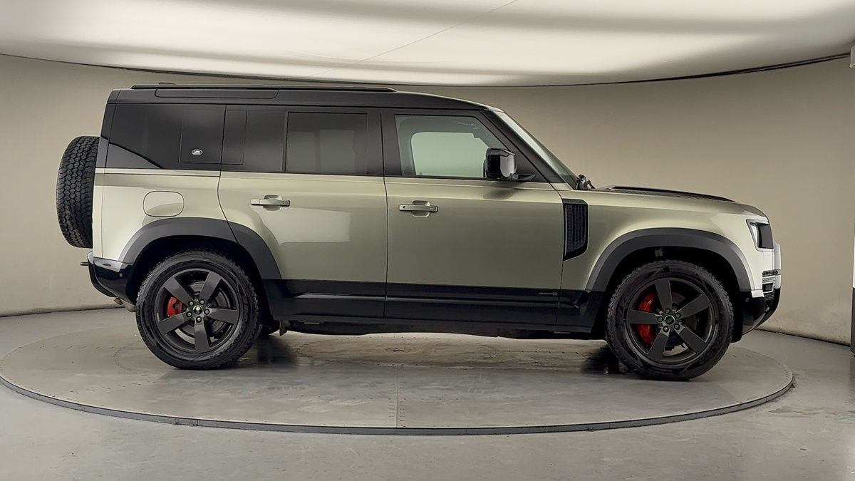 Land Rover Defender 110 Image 16