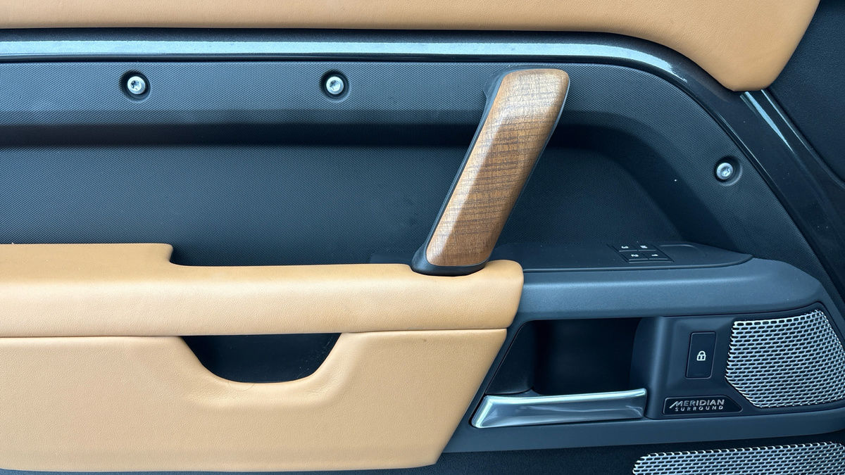 Land Rover Defender 130 Urban Image 19