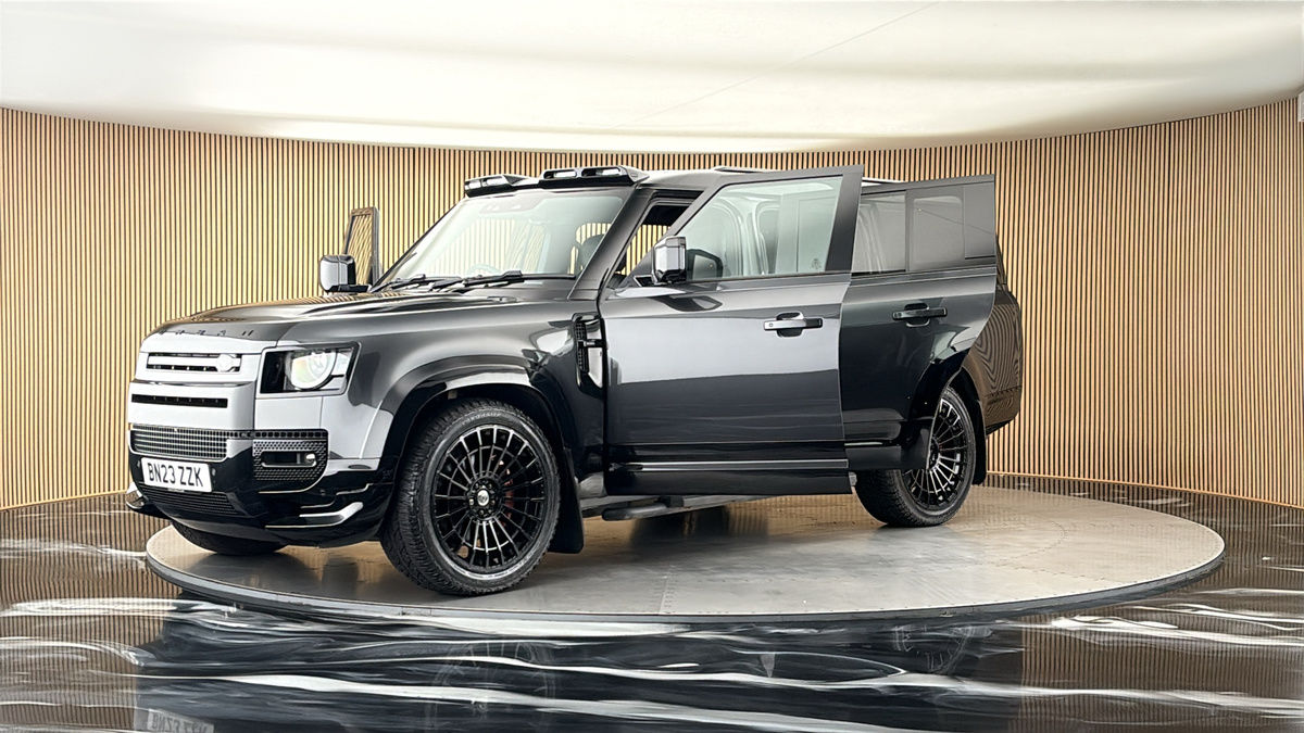 Land Rover Defender 130 Urban Image 22