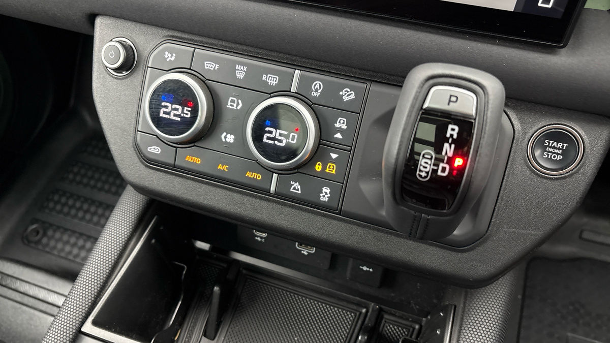 Land Rover Defender 110 Image 26