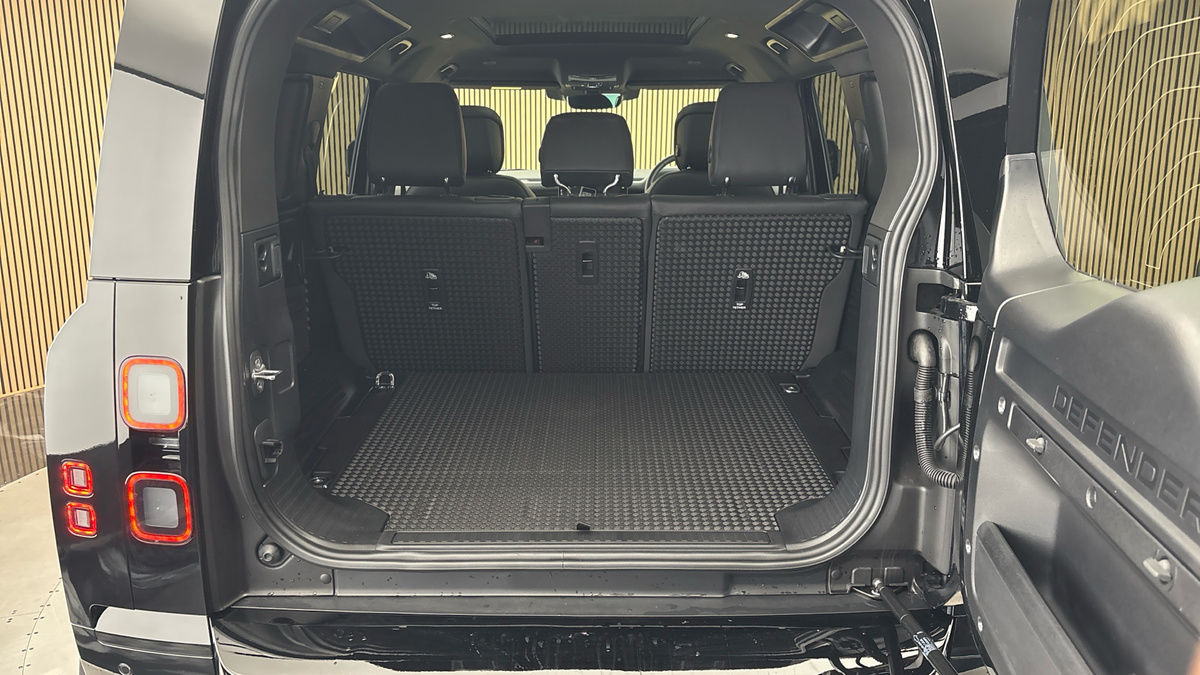 Land Rover Defender 110 Urban Image 11