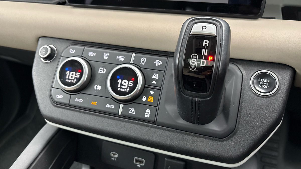 Land Rover Defender 110 Image 27