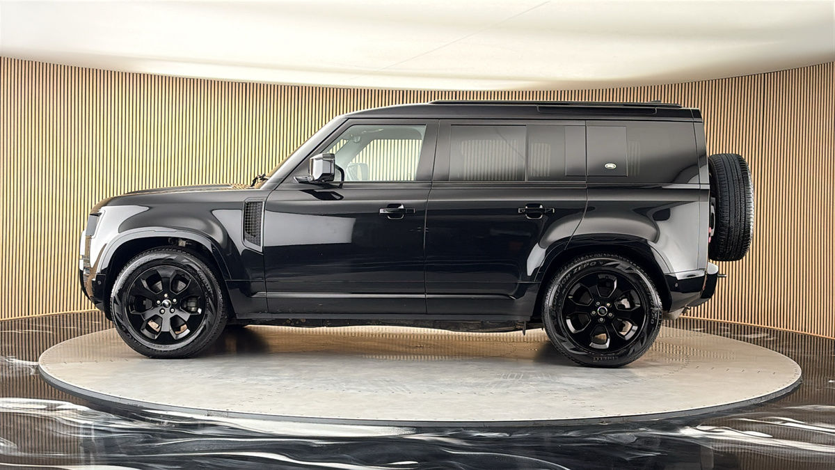 Land Rover Defender 110 Image 15
