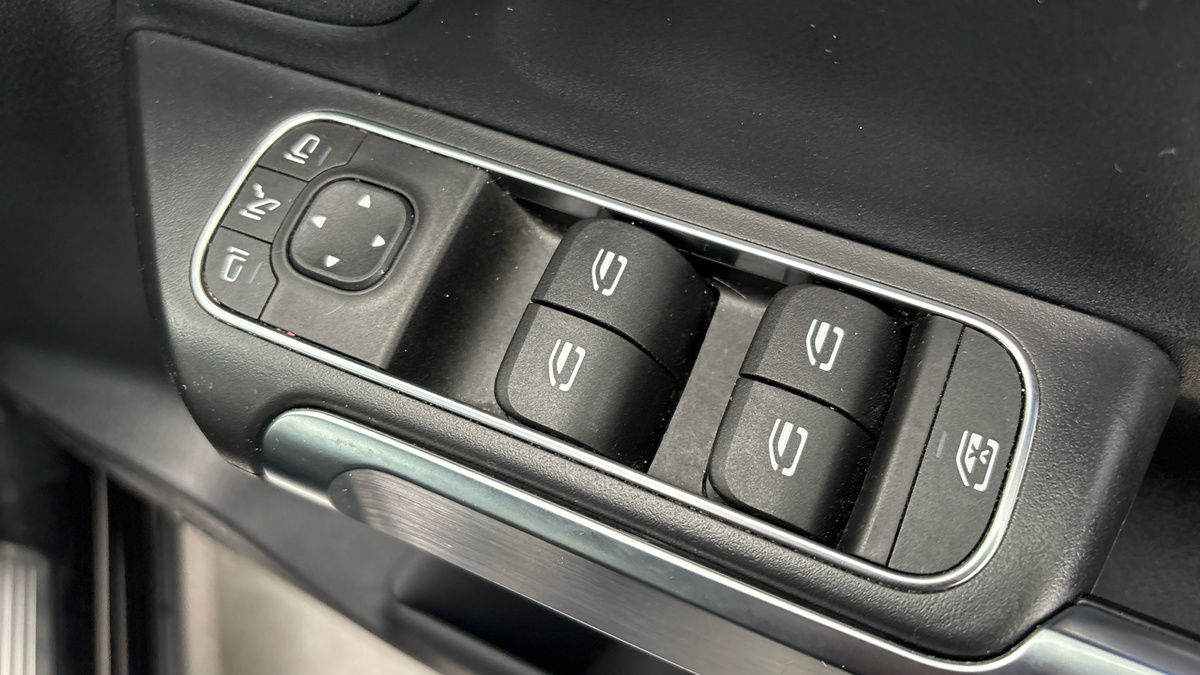 Mercedes-Benz GLB Image 25