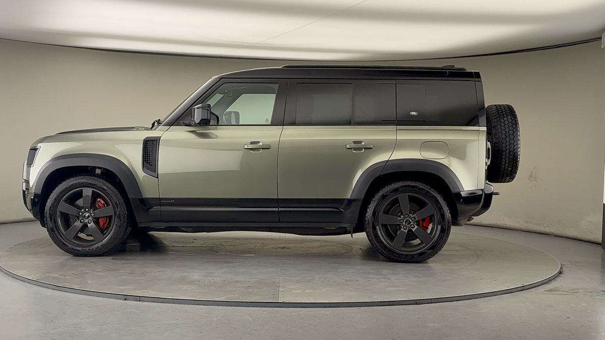 Land Rover Defender 110 Image 15