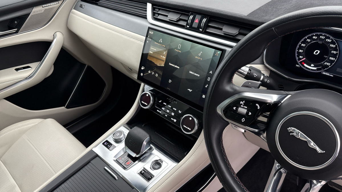 Jaguar F-PACE Image 18