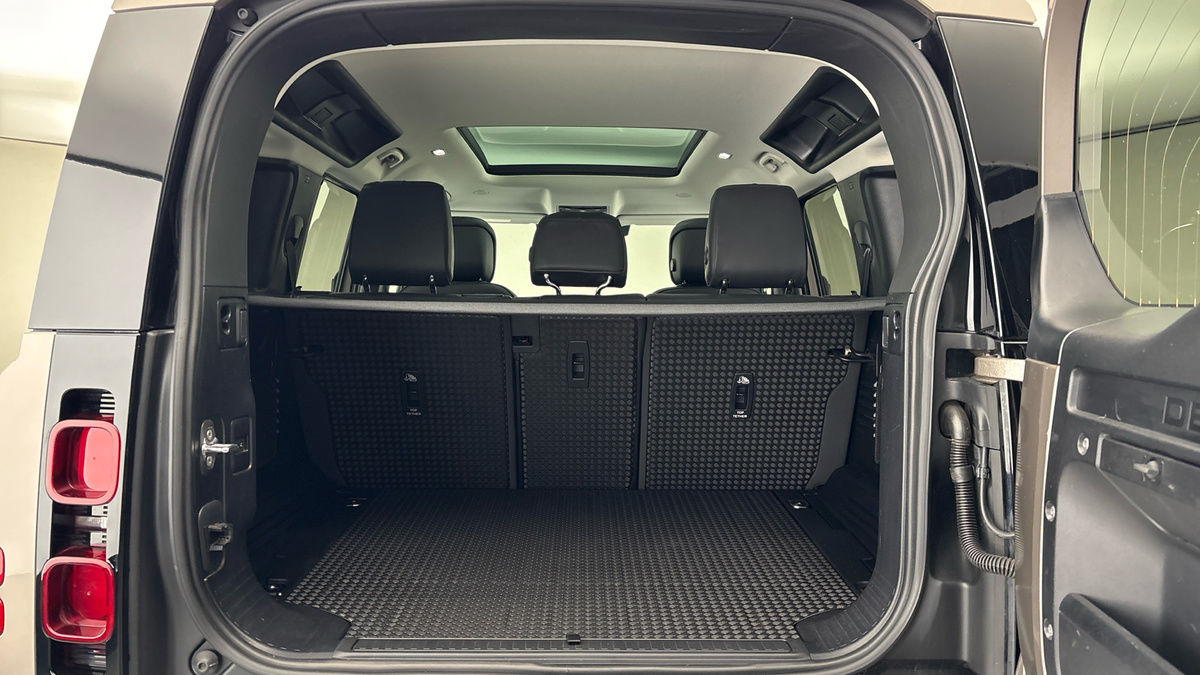 Land Rover Defender 110 Image 11