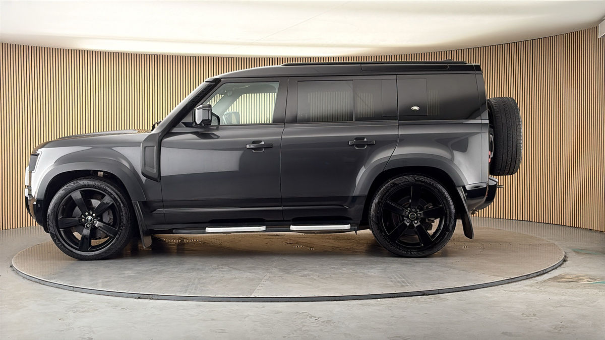 Land Rover Defender 110 Image 15