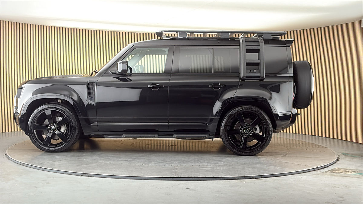 Land Rover Defender 110 Image 15