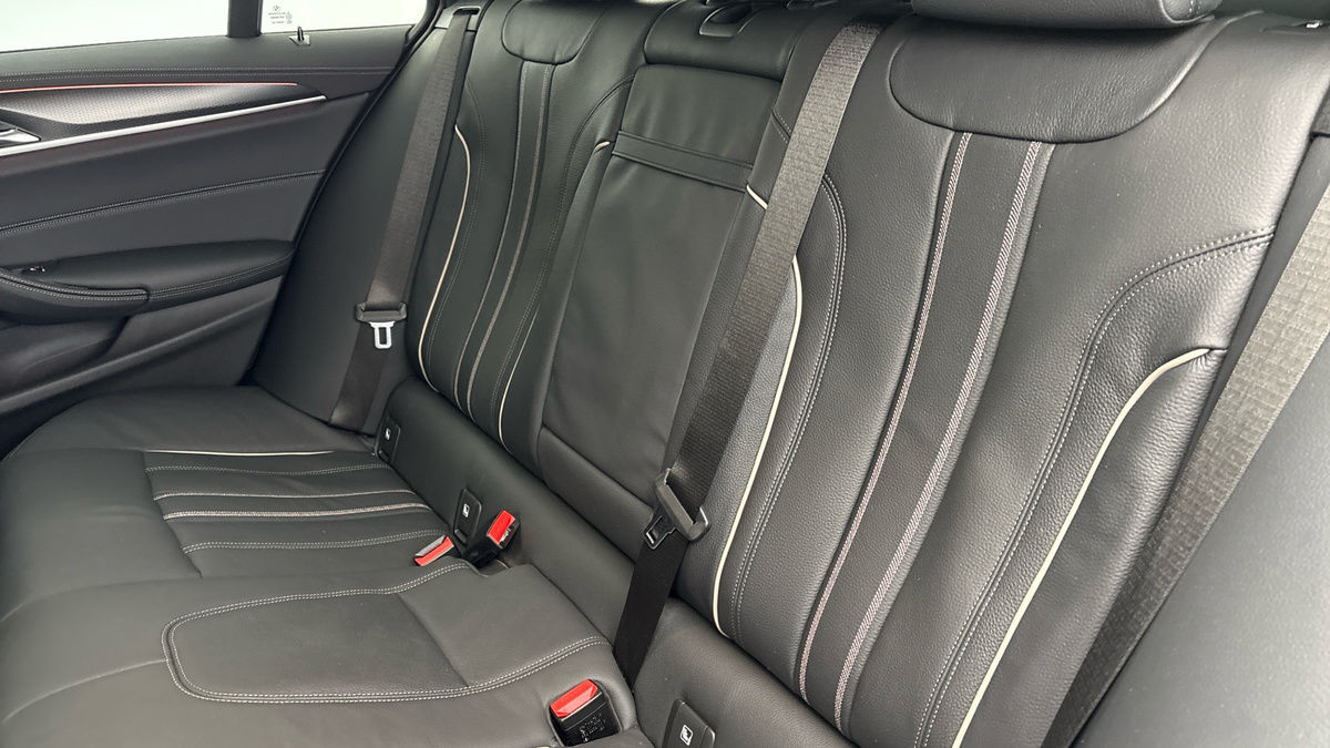 BMW 5 Series Image 8