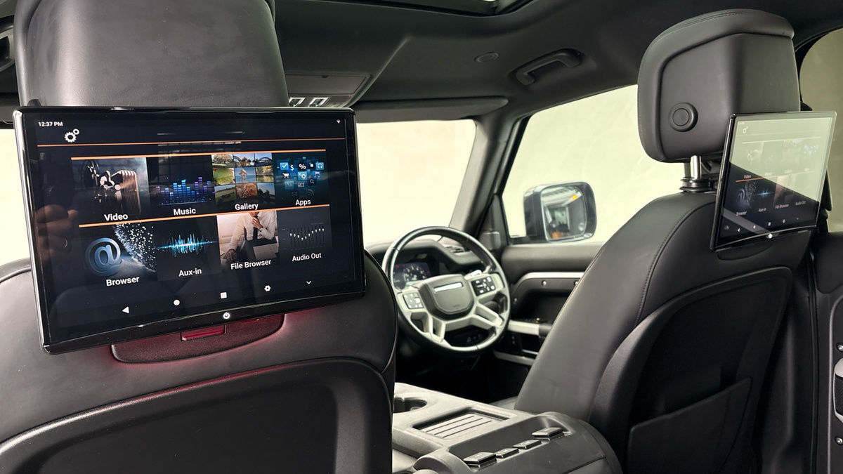 Land Rover Defender 110 Image 29