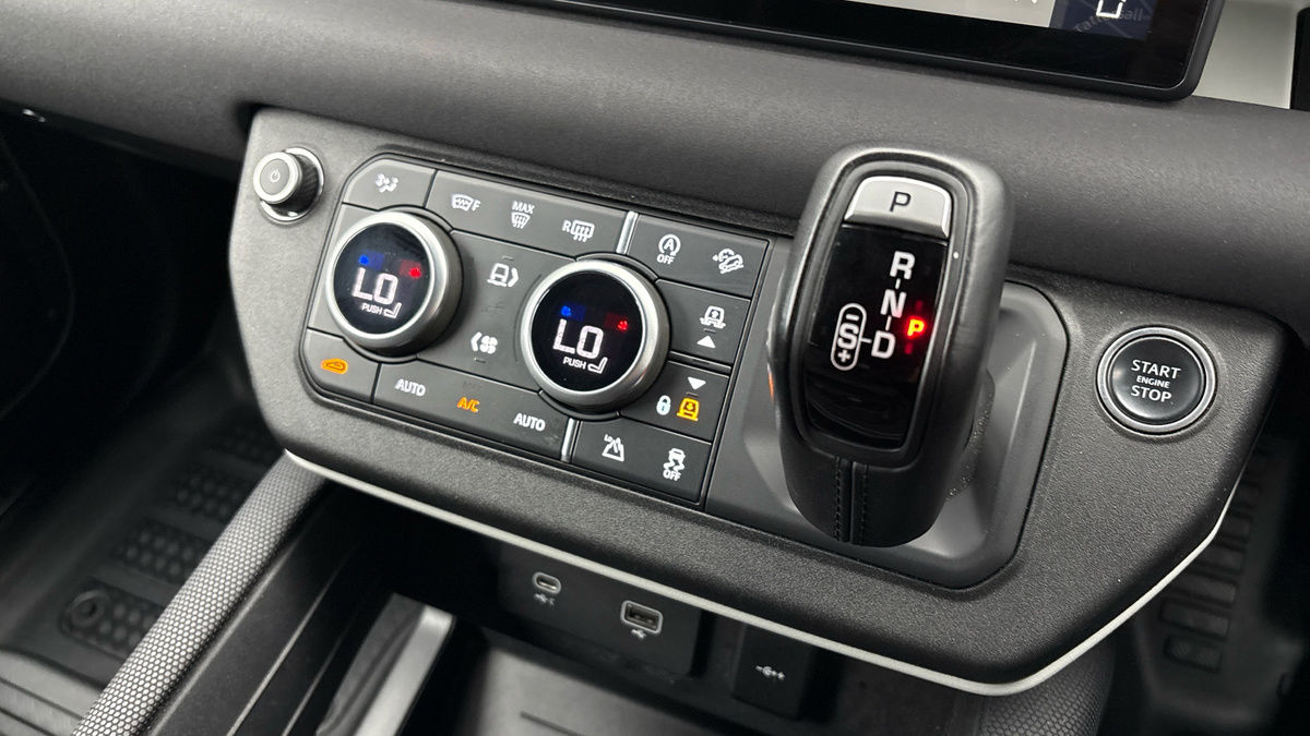 Land Rover Defender 110 Image 6