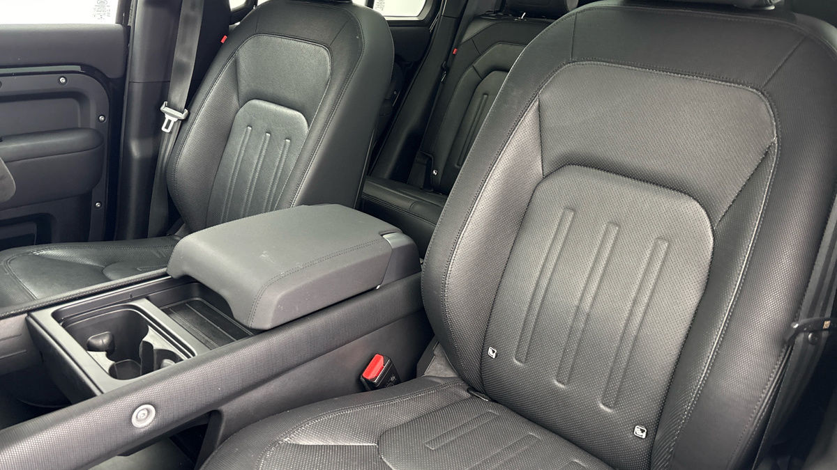 Land Rover Defender 110 Image 7