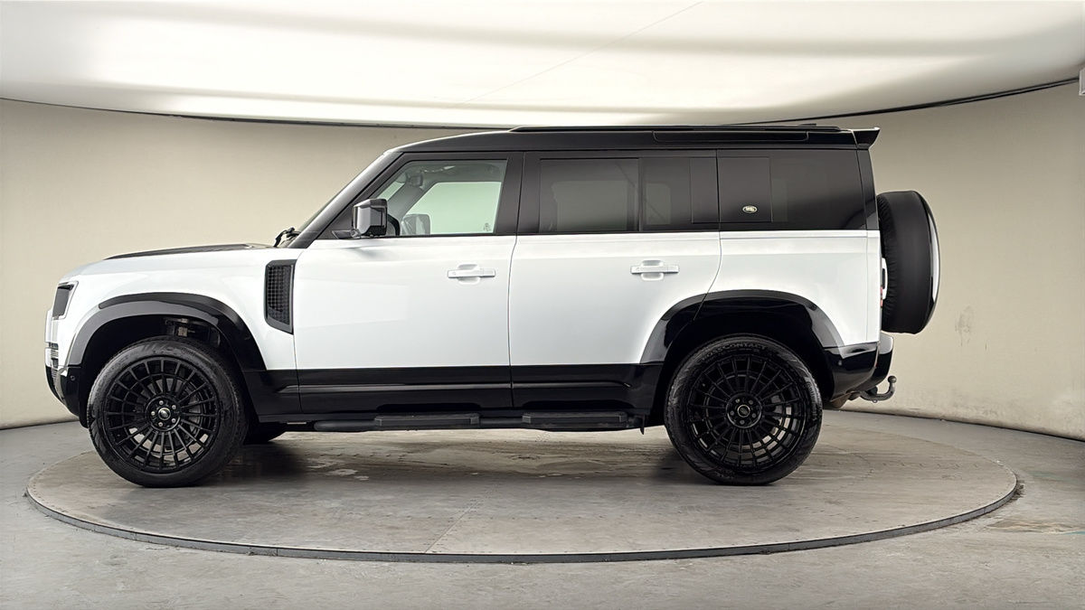 Land Rover Defender 110 Image 15