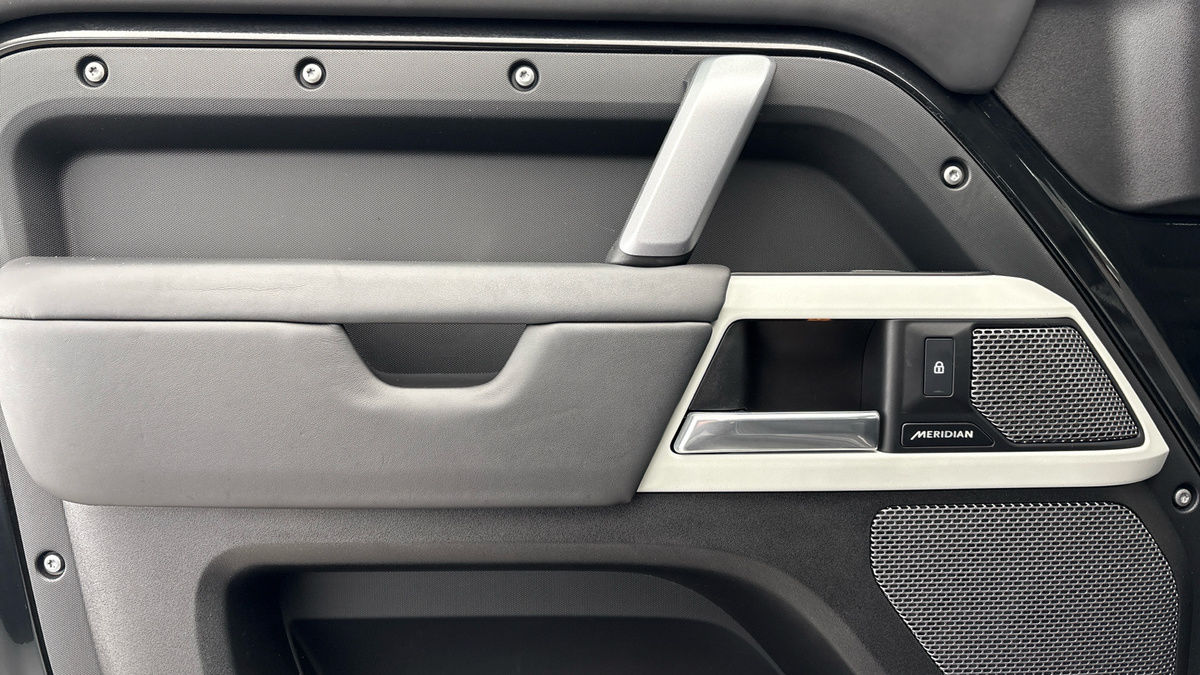 Land Rover Defender 110 Image 19