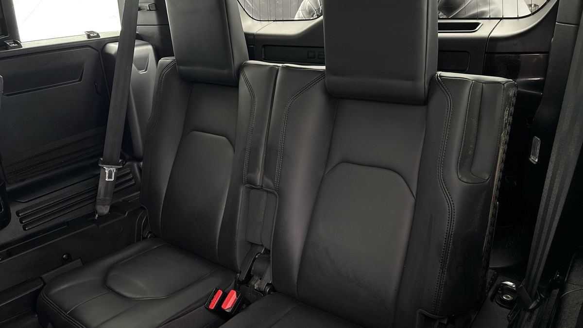 Land Rover Defender 110 Image 26