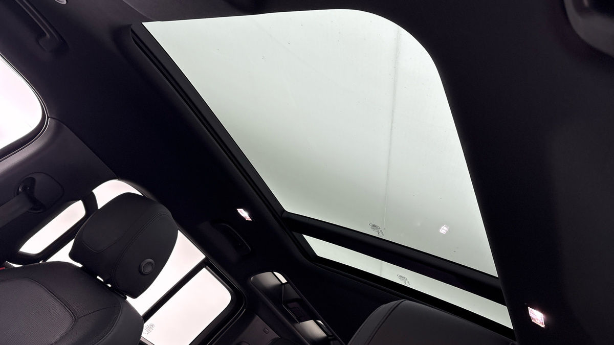 Land Rover Defender 110 Image 6