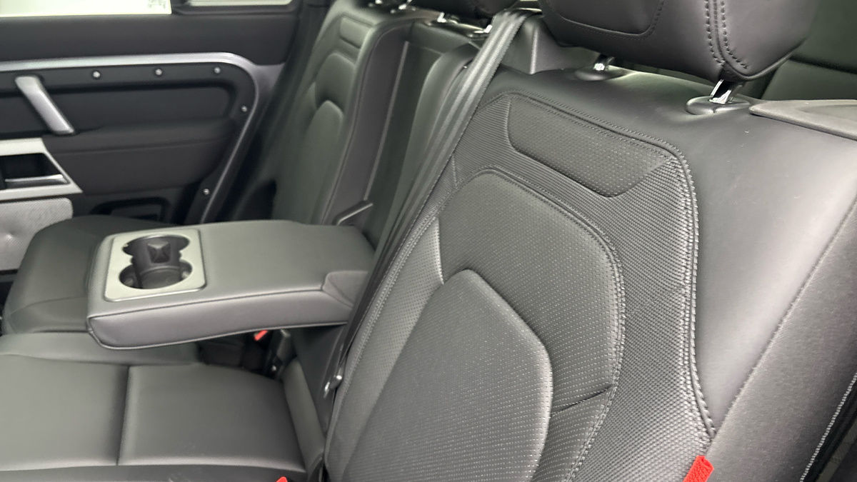 Land Rover Defender 130 Urban Image 9