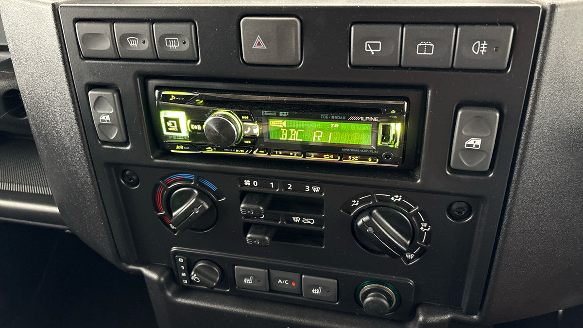 Land Rover Defender 90 Image 17