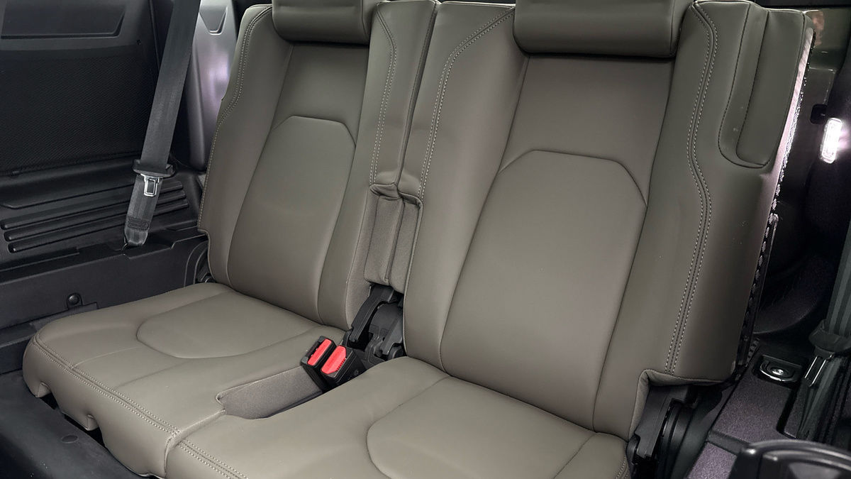 Land Rover Defender 110 Image 25