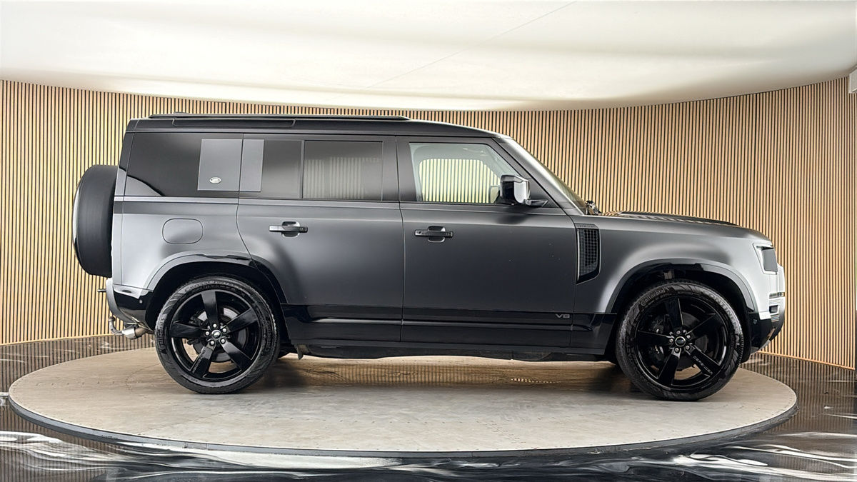 Land Rover Defender 110 Image 16