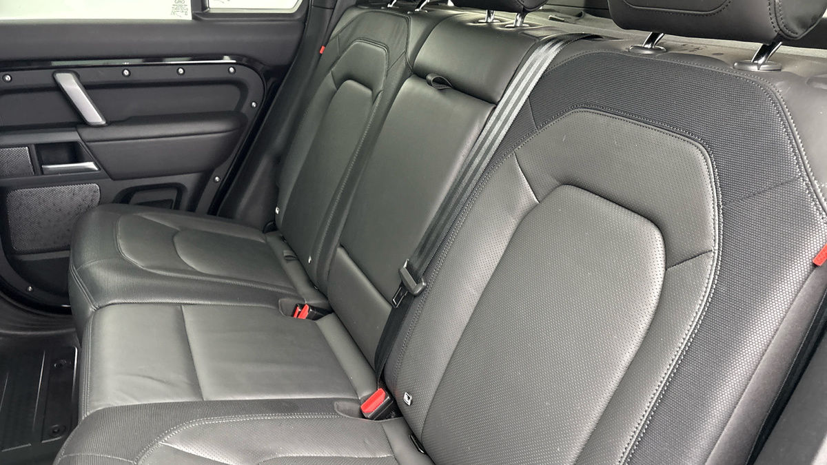 Land Rover Defender 110 Image 8