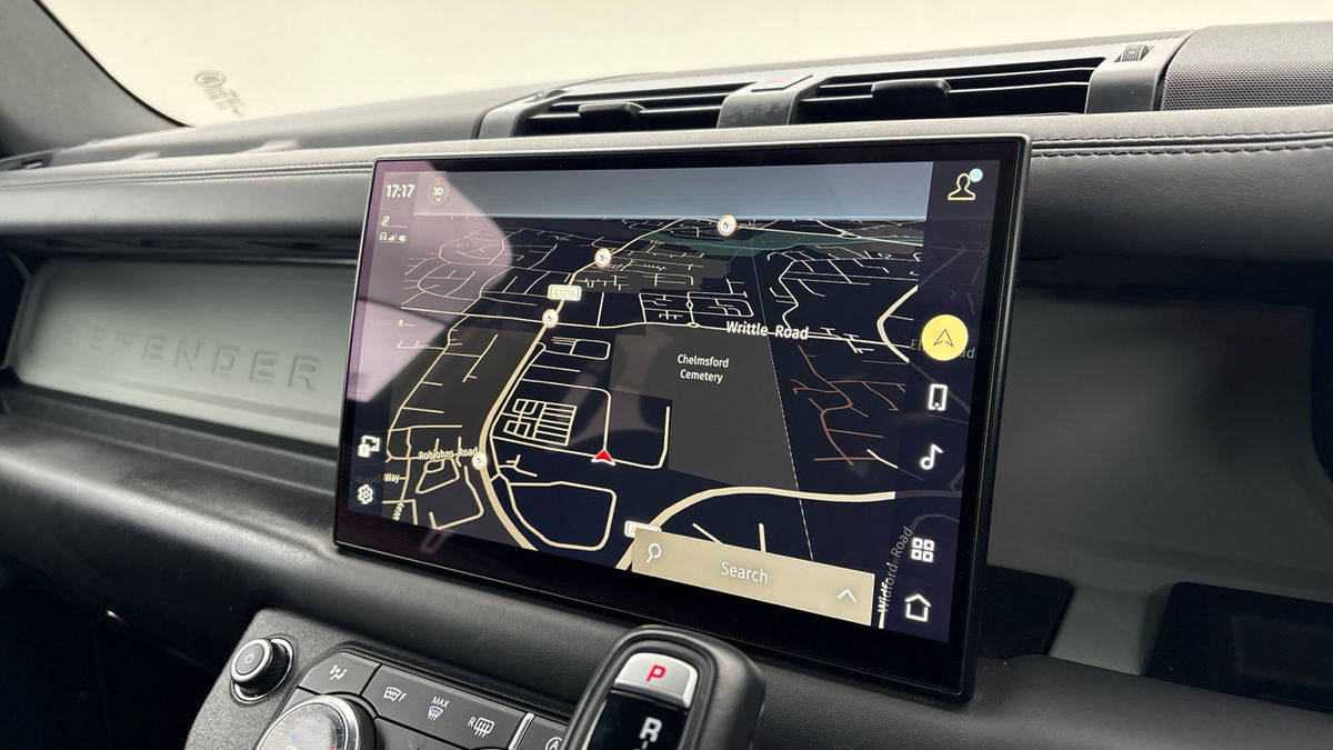 Land Rover Defender 110 Image 17