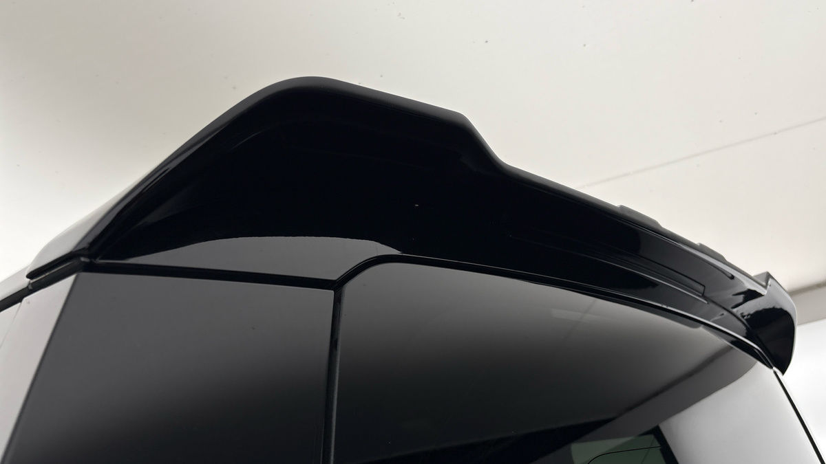 Land Rover Defender 110 Image 27