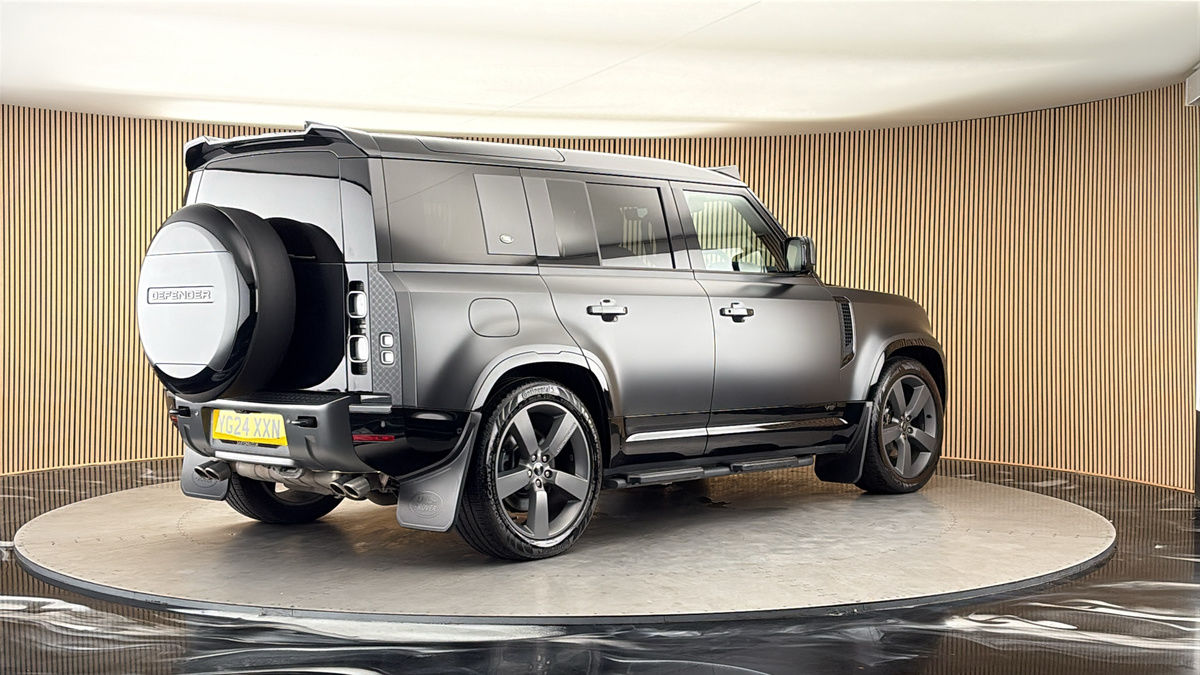 Land Rover Defender 110 Image 21