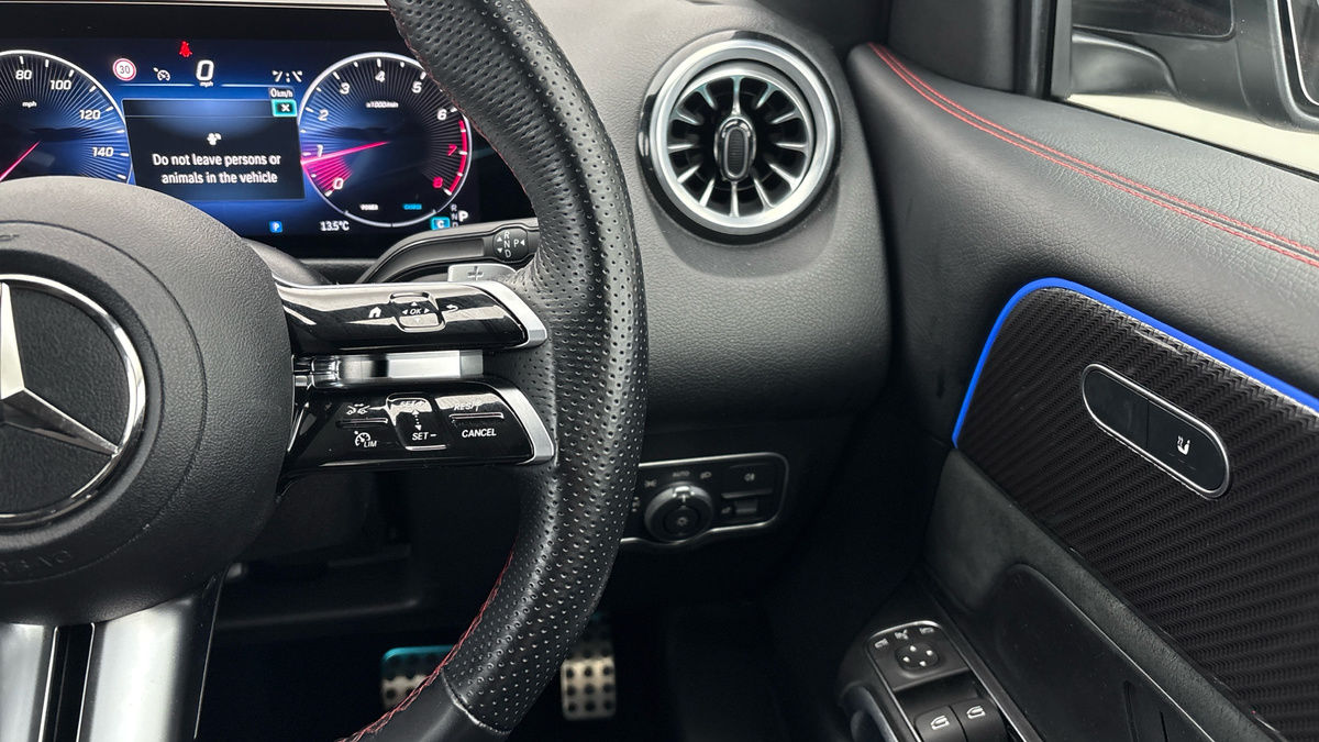 Mercedes-Benz GLB Image 14