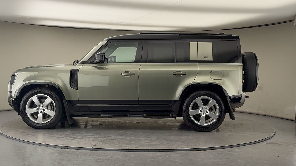 Land Rover Defender 110 Image 15