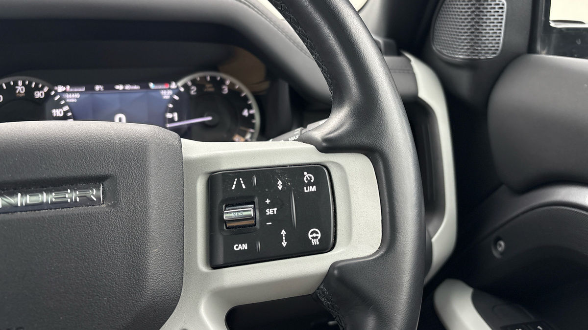 Land Rover Defender 110 Image 14