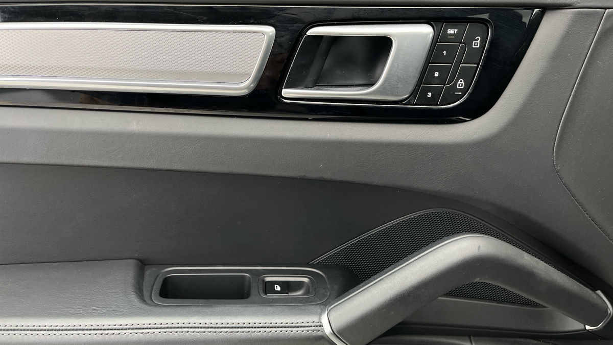 Porsche Cayenne Image 19