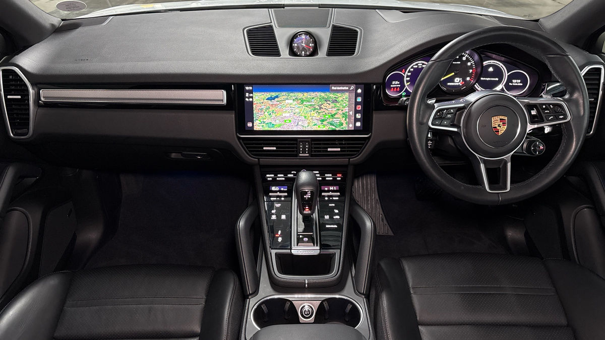 Porsche Cayenne Image 12