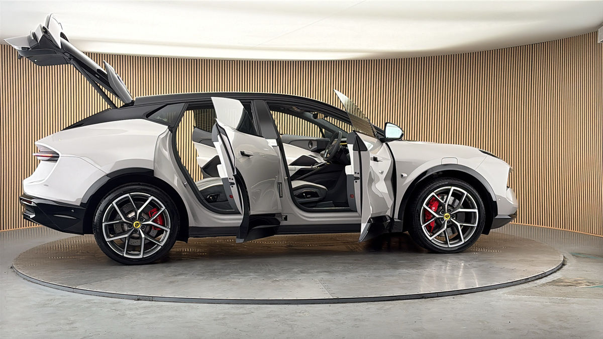 More views of Lotus Eletre