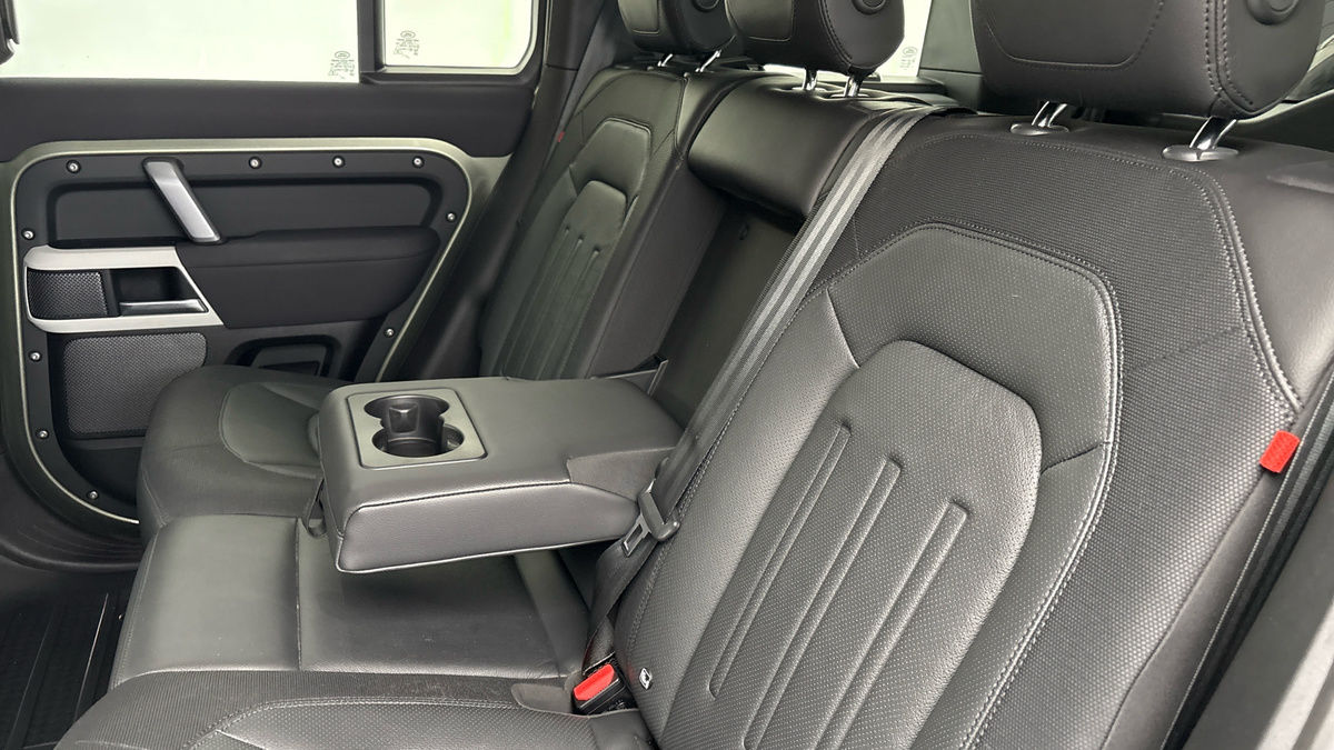 Land Rover Defender 110 Image 9