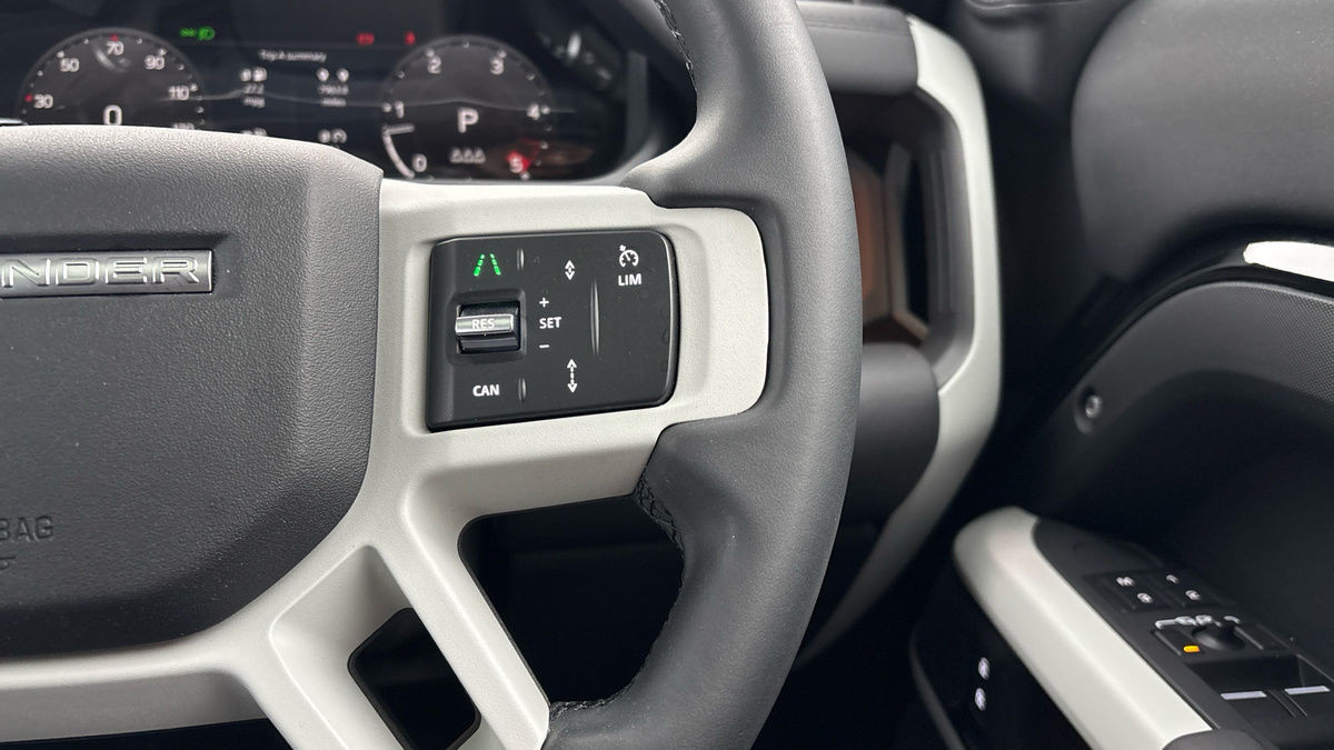 Land Rover Defender 110 Image 27