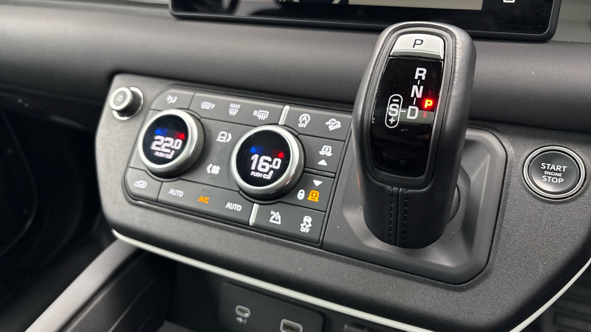 Land Rover Defender 110 Image 26