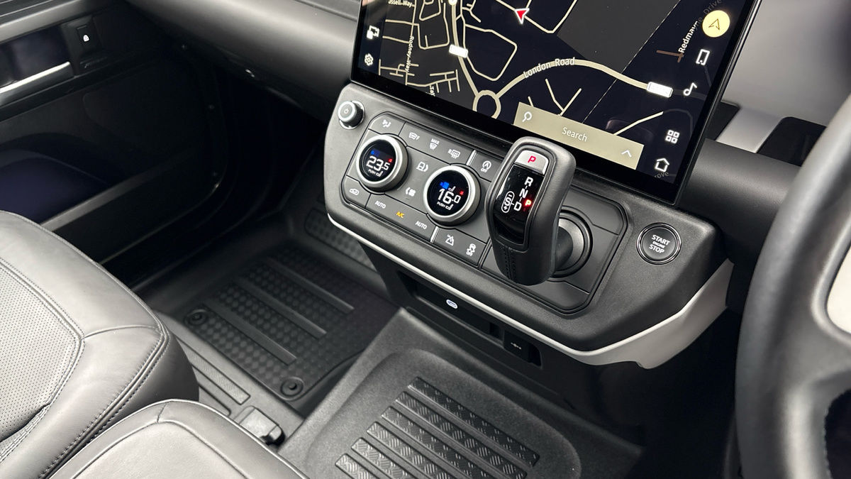 Land Rover Defender 90 Image 18