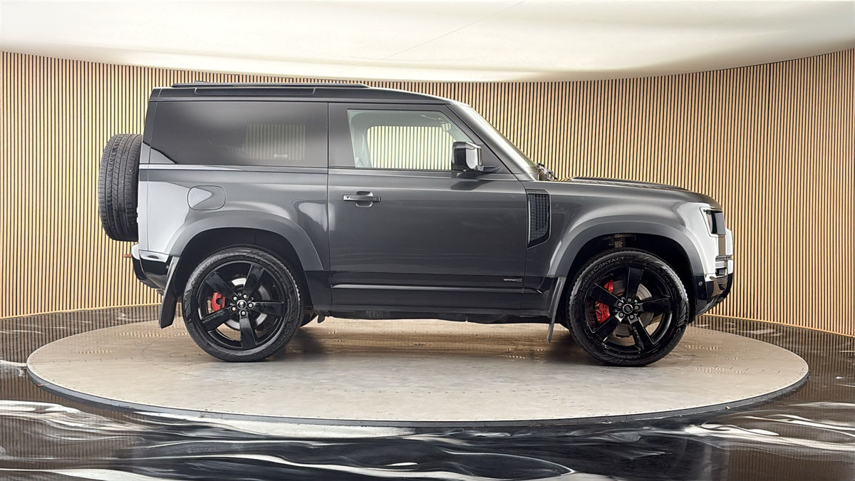 Land Rover Defender 90 Image 16