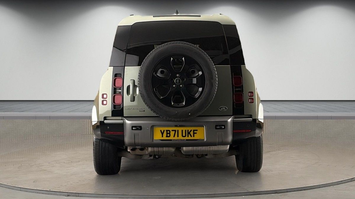 Land Rover Defender 110 Image 4