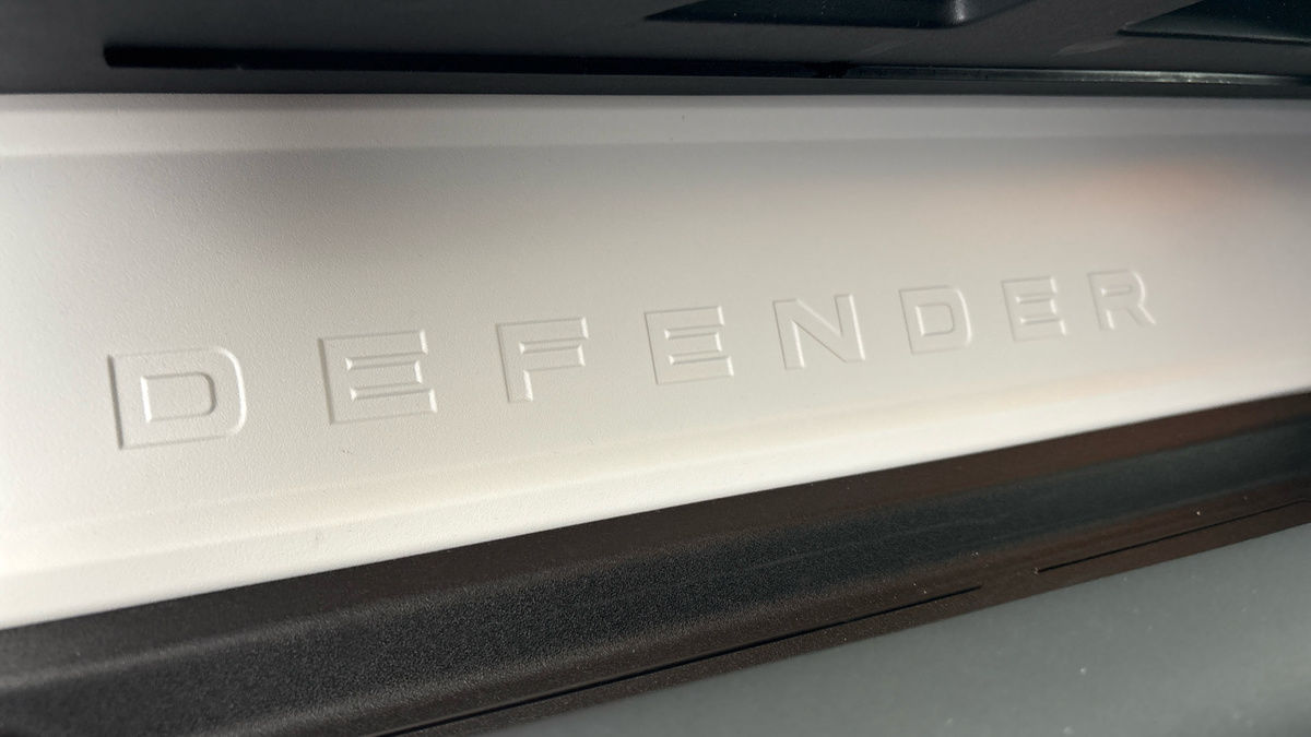 Land Rover Defender 90 Image 6