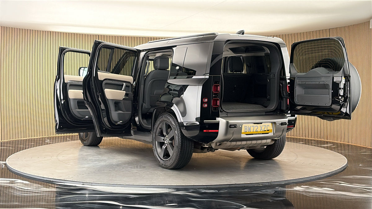 Land Rover Defender 110 Image 23