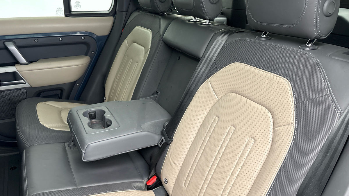 Land Rover Defender 110 Image 9